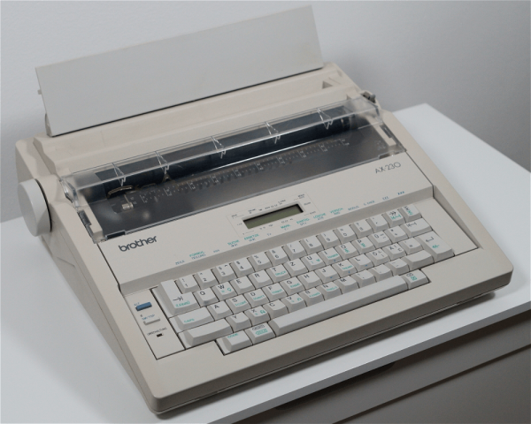 Brother AX-230 elektrische Schreibmaschine mit Displaybetrieb QWERTZ, Deutsch